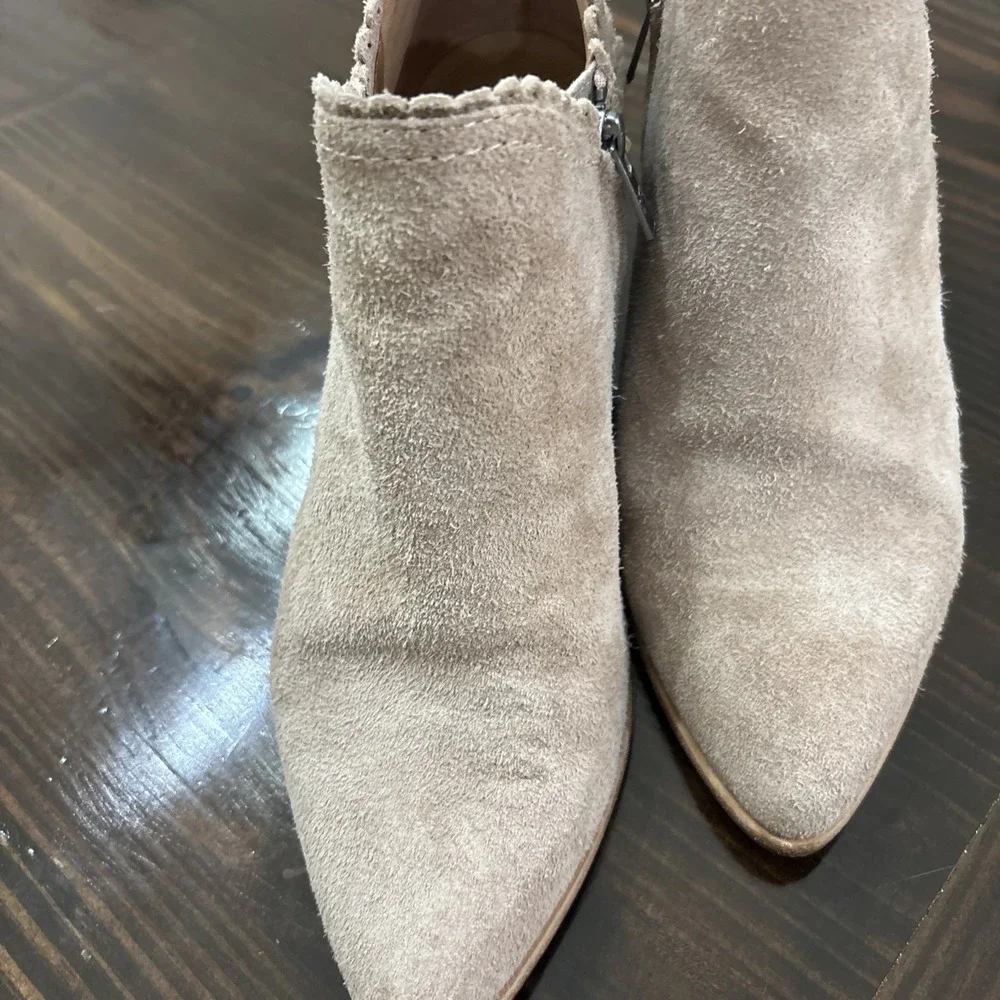 FRYE REED PALE BLUSH SUEDE LEATHER ZIP ANKLE SCALLOPED BOOTIE US 9